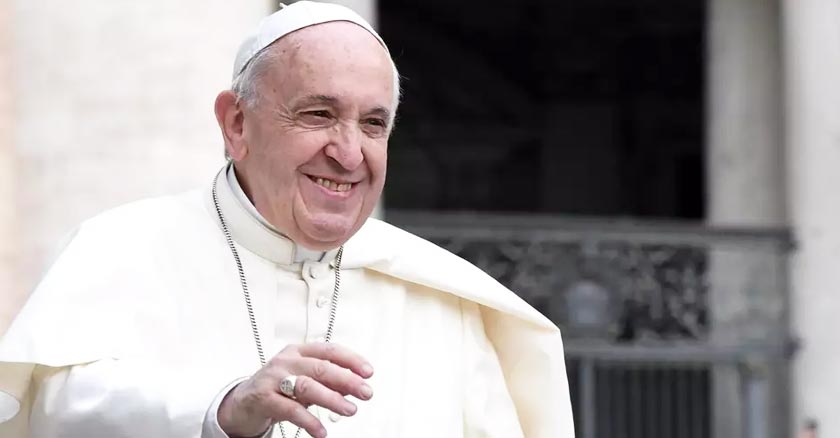 papa francisco sonriendo mucho fondo plaza de san pedro 