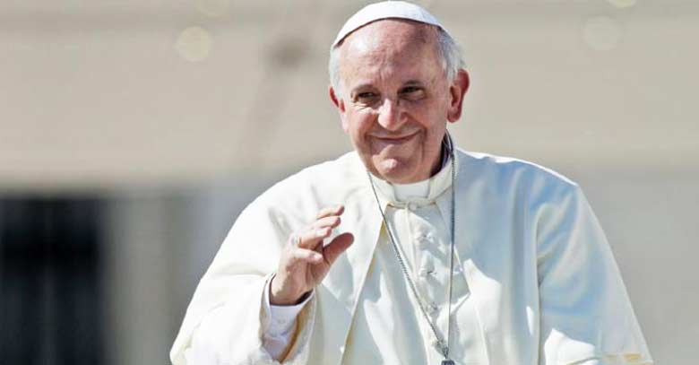 papa francisco sonriendo saludo desde plaza vaticano 