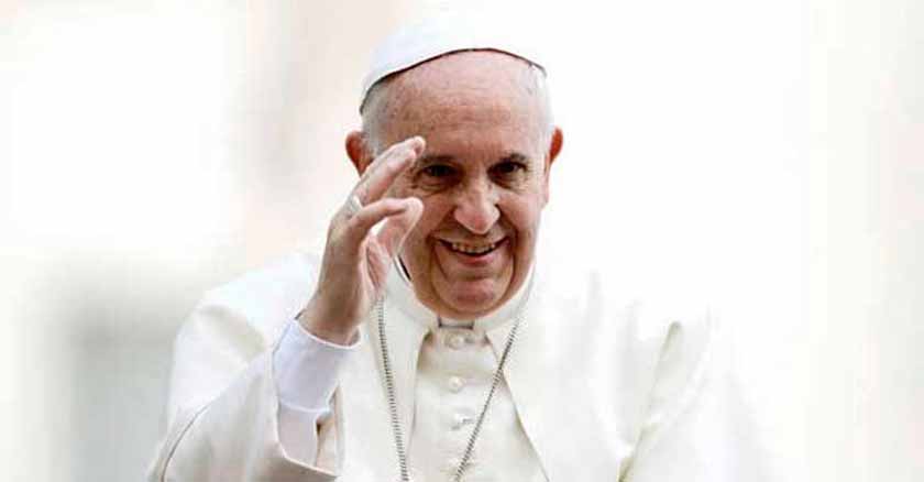 papa francisco sonriendo y saludando con su mano fondo claro   