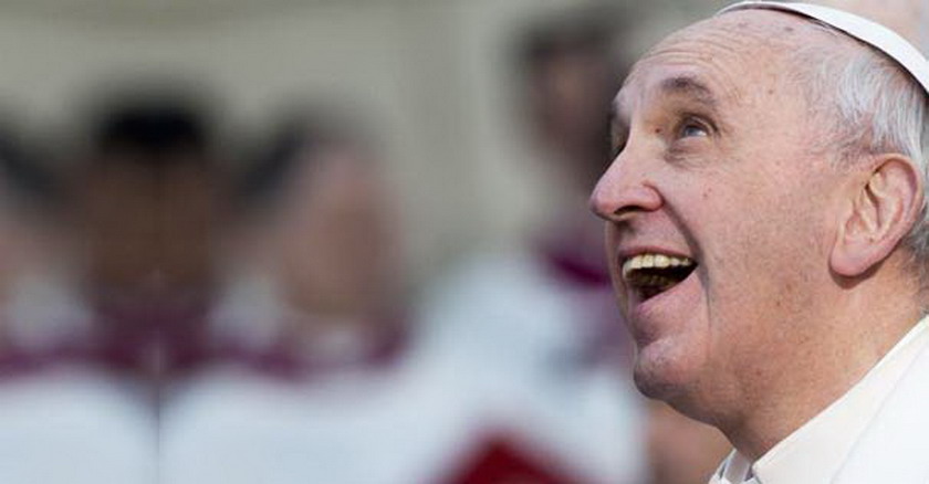 papa francisco sonrisa alegria mirando arriba cristiano sin alegria fe
