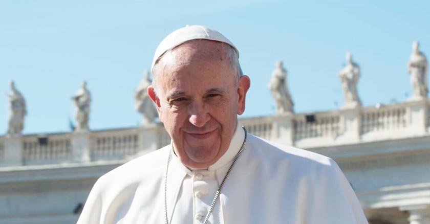 papa francisco sonrisa tierna fondo vaticano plaza cielo azul nubes