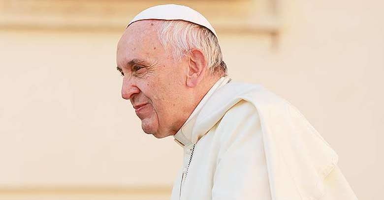 papa francisco viendo lejano fondo amarillo claro 