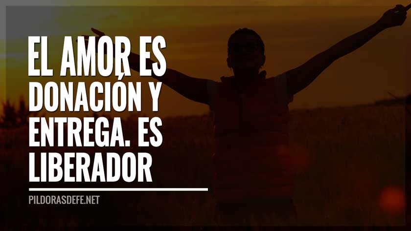 mujer levanta los brazos el amor es donacion y entrega