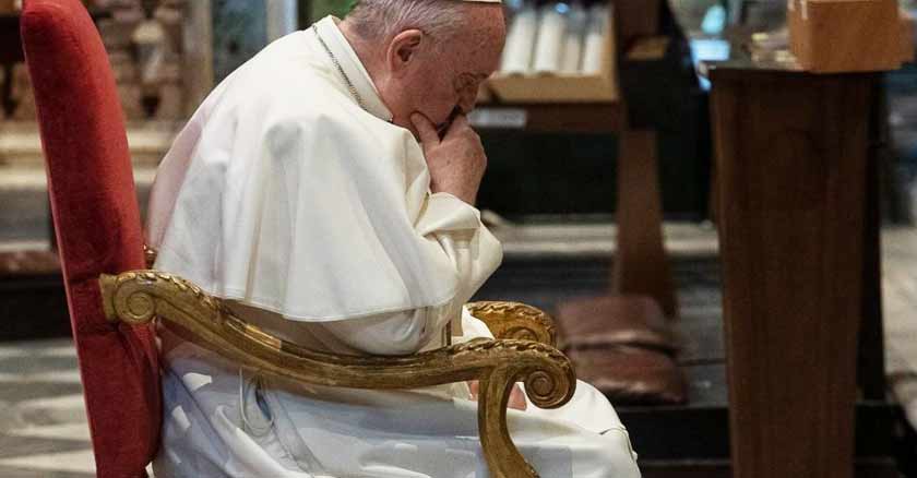Papa Francisco sentado reza por las victimas de las inundaciones en Peru