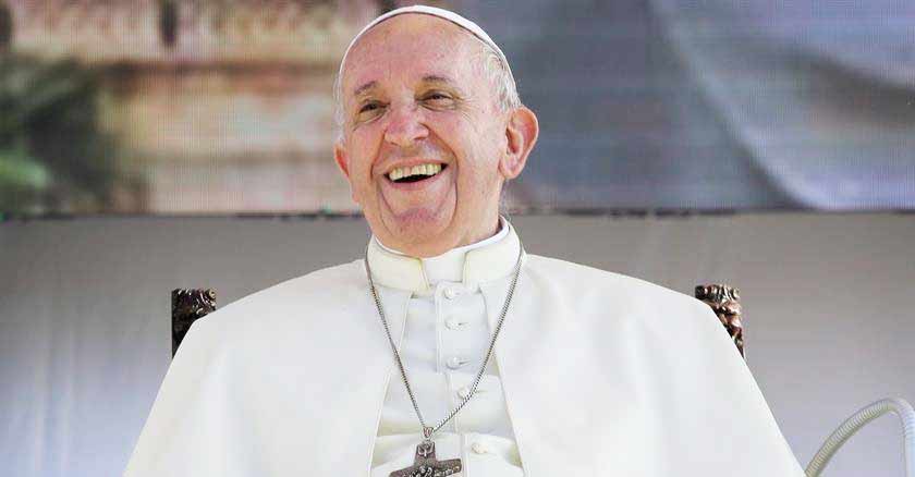 Papa Francisco sonrisa Dios actua en el silencio del corazon no en el espectaculo