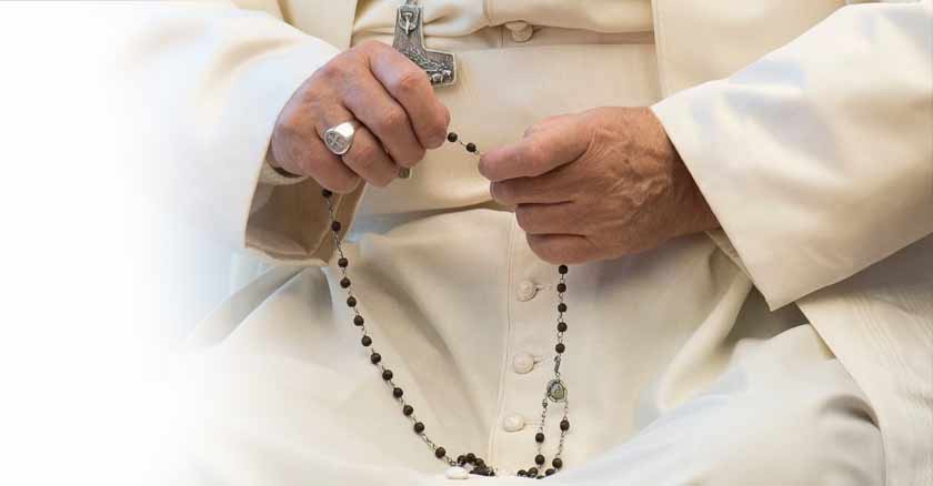 Pope Francis adds prayers to the Rosary for the end of the coronavirus COVID