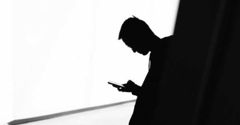 Sacerdote ofrece oracion de perdon por telefono hombre muriendo de coronavirus