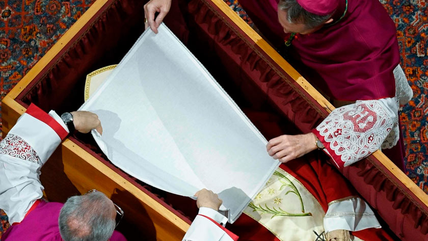 benedicto xvi descansa cripta san juan pablo ii juan xxiii