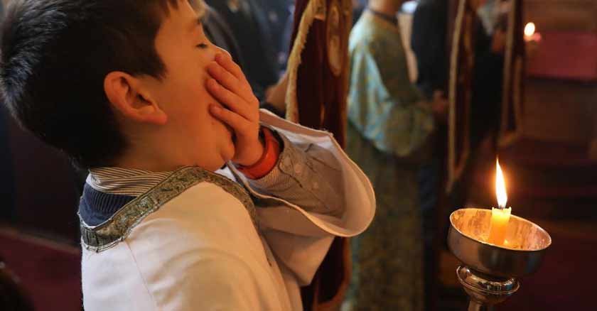 bostezos de ninos en iglesia inspiran sacerdotes homilias mas cortas