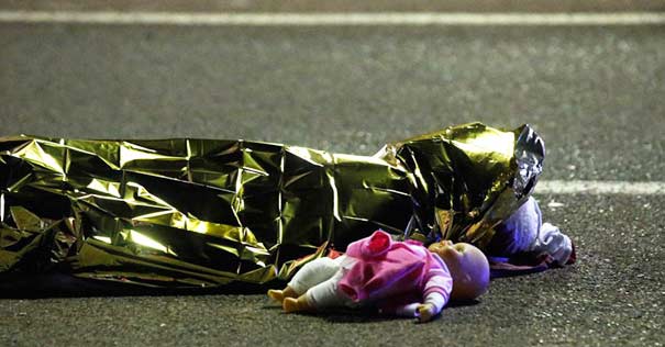 cuerpo tapado victima muneca pavimento tragedia terroristas niza francia