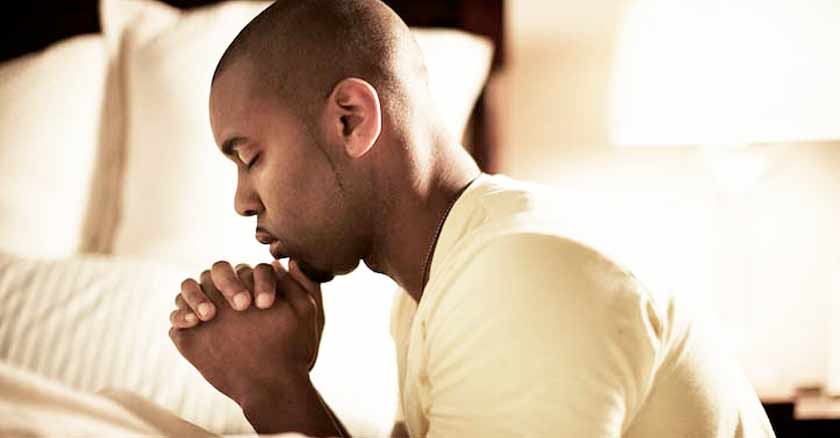 hombre rezando salmos para ocasion momento dificultad peligro tristezas