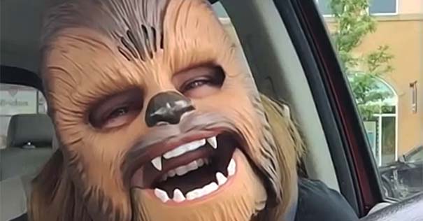 mujer mascara chewbacca star war texas risas