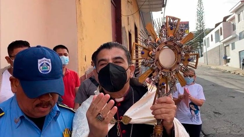 obispo de nicaragua monsenor alvarez sufre asedio de la policia nicaraguense