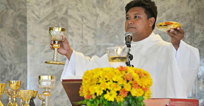 padre mark ventura celebrando misa sacerdote asesinado filipinas mientras bendecia ninos