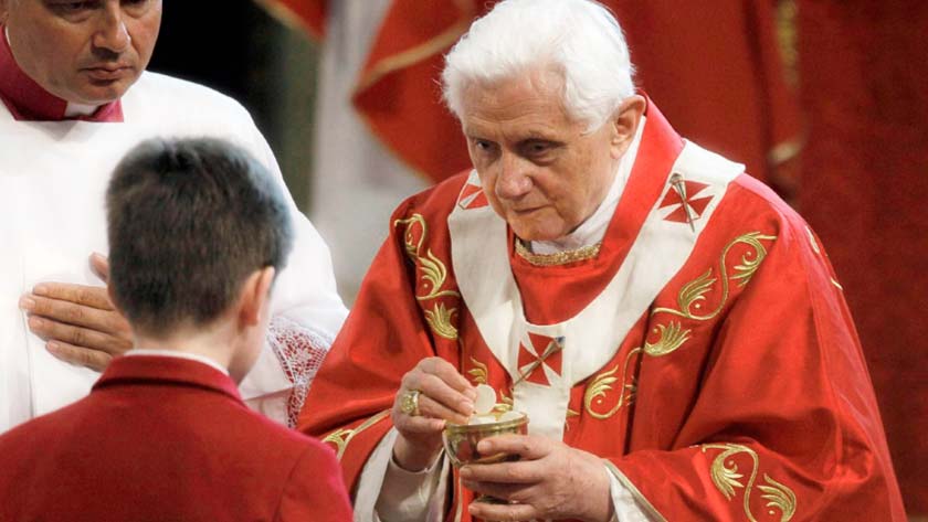 papa benedicto xvi abusos en la iglesia informe editorial defiende