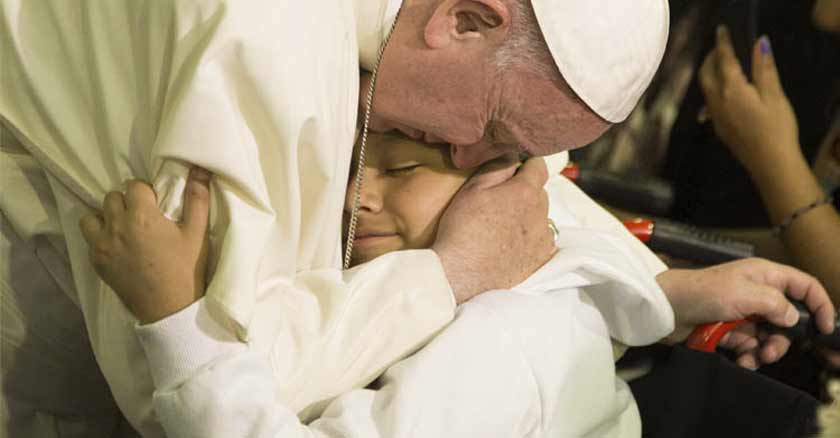 papa francisco abraza nino carinoterapia medicina con la enfermedad