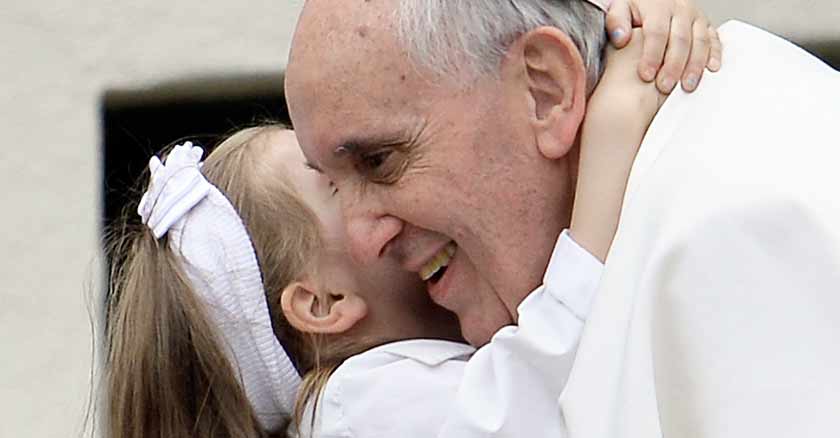 papa francisco abrazado por una nina iglesia vaticano un hijo es un milagro
