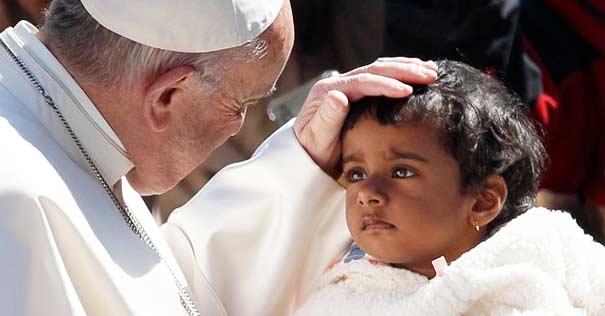 papa francisco acaricia ternura nina piel morena