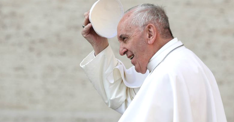papa francisco agarrando solideo