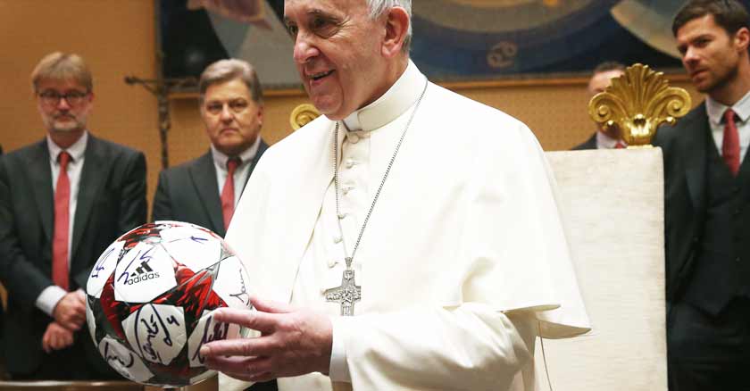 papa francisco balon fubolistas sean buenos modelos para jovenes