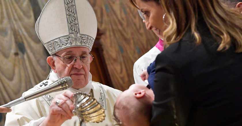 papa francisco bautismo de ninos bebes capilla sixtina vaticano