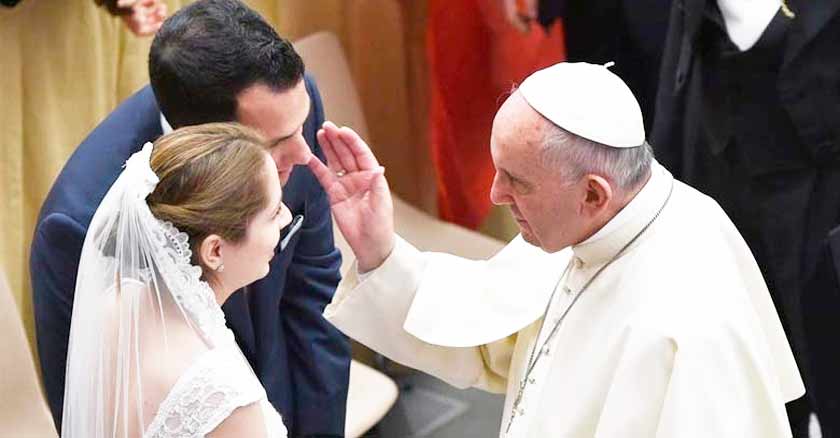 papa francisco bendice a una pareja sacramento del matrimonio para siempre