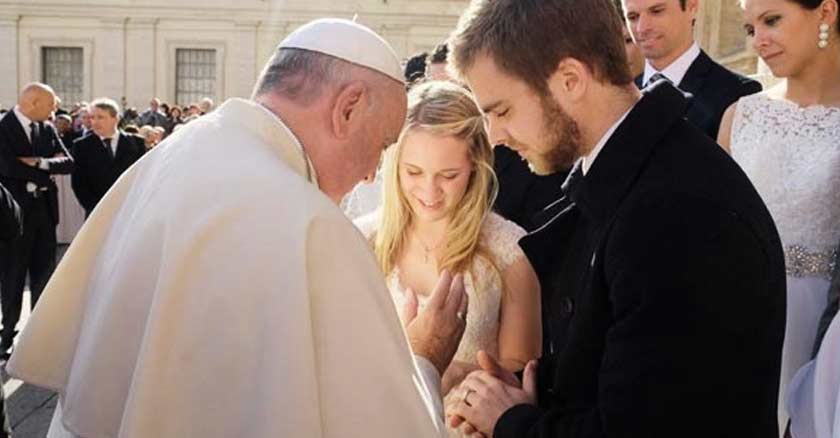 papa francisco bendice pareja de esposos boda en el vaticano plaza de san pedro