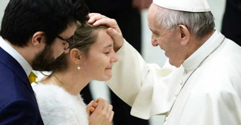 papa francisco bendice pareja de esposos en matrimonio amen a sus esposas