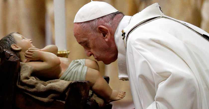 papa francisco besando nino jesus la navidad nos recuerda que somos amados