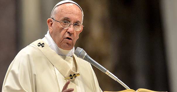 papa francisco buen sacerdote huye poder dinero no es amargado