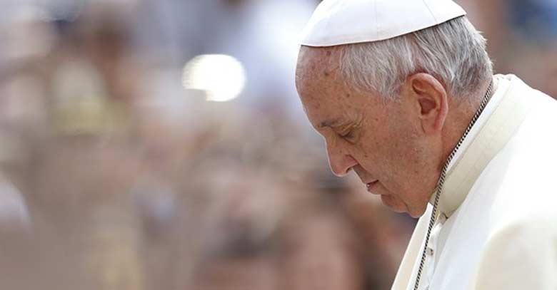papa francisco cabeza hacia abajo orando ojos cerrados paz