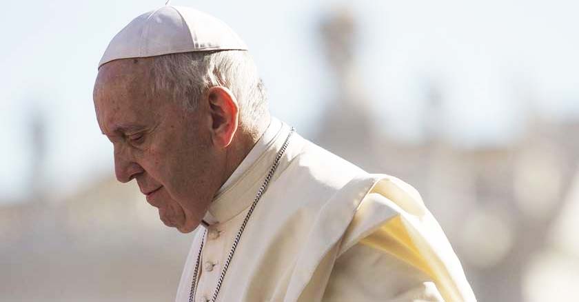 papa francisco caminando viendo hacia bajo mirada triste vaticano 