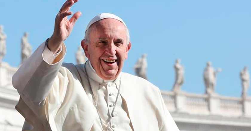 papa francisco camino de humildad es camino del cristiano levanta mano plaza de san pedro