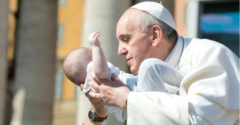 papa francisco cargando bebe carino 