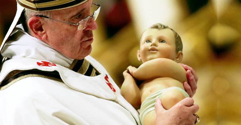 papa francisco cargando entre sus brazos al nino jesus santa misa