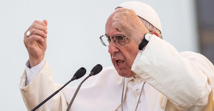 papa francisco con rostro muy furioso hablando desde podio con microfono