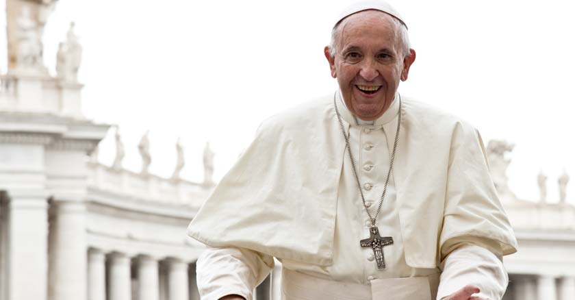 papa francisco con una gran sonrisa fondo plaza de san pedro en vaticano