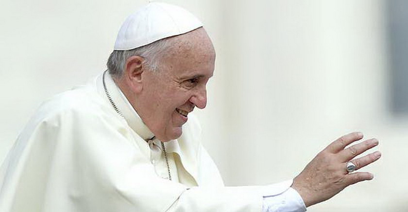 papa francisco cristianos con alegria alegres sonrisa sonrie saluda