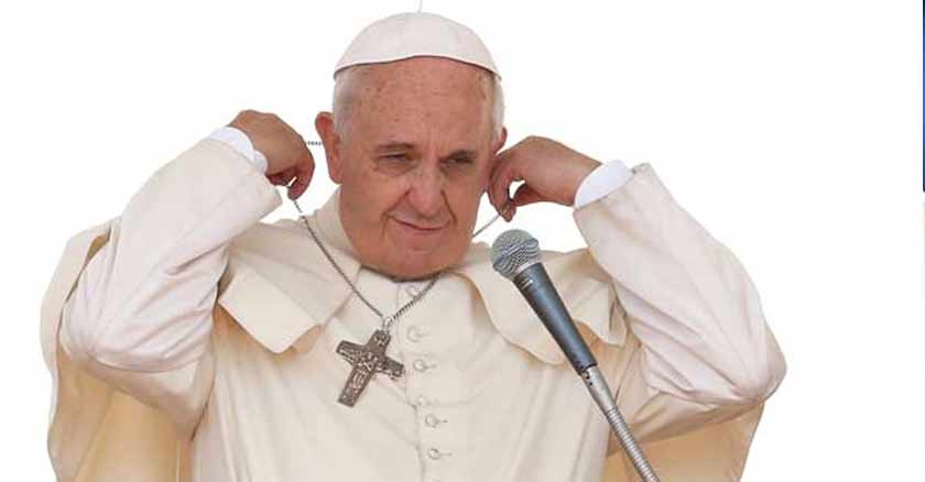 papa francisco crucifijo no es un simple simbolo de pertenencia ornamento adorno