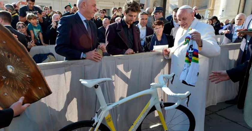 papa francisco dona articulos para subasta online beneficio de hospitales