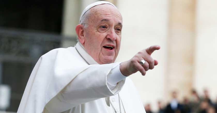 papa francisco el demonio no es un mito existe debemos combatirlo el papa apunta mano