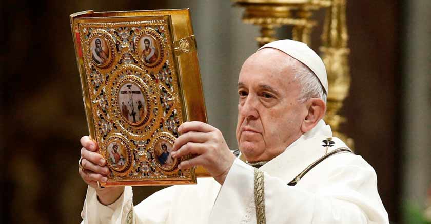 papa francisco entrega biblia manos celebracion palabra de dios
