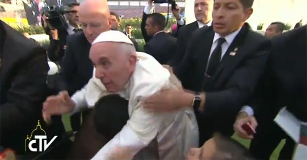 papa francisco estadio morelia visita mexico casi cae sobre enferrmo vid