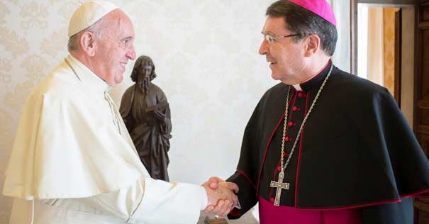 papa francisco estrecha mano nuncio estados unidos pierre