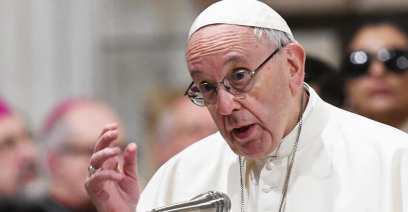 papa francisco exhortando con microfono rostro serio 