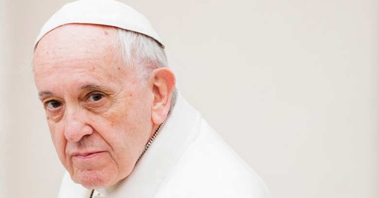 papa francisco fondo claro mirada seria
