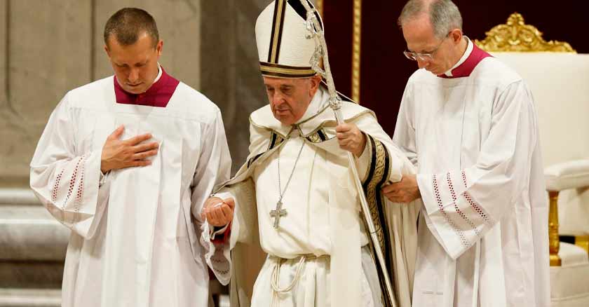 papa francisco fuertes dolores ciatica celebracion fin de ano