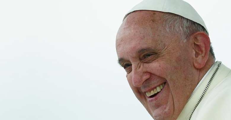 papa francisco gran sonrisa fondo claro 