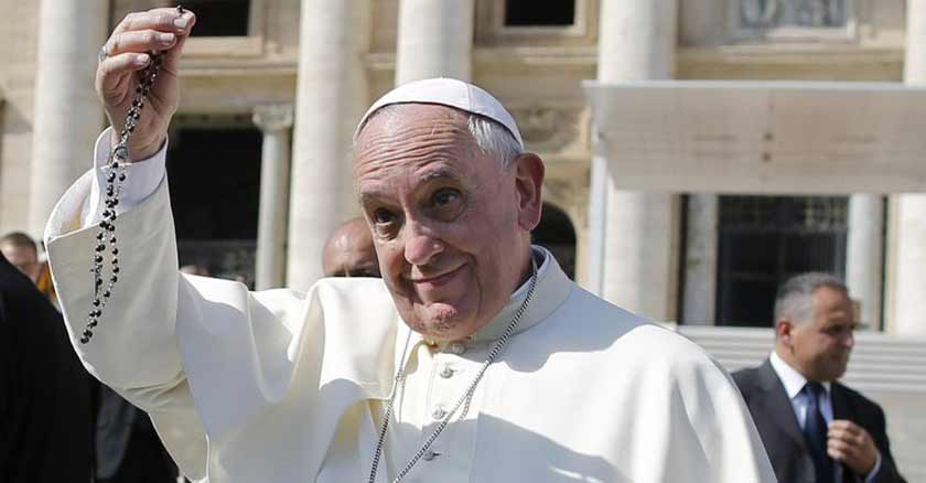 papa francisco guiara rezo del santo rosario mundial por el fin del coronavirus covid 