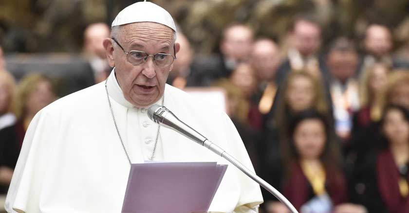 papa francisco hablando a los fieles con microfono publico de fondo